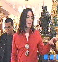 Jackson med Bashir på slep shopper for ca. 40 millioner kroner i løpet av noen minutter i dokumentaren "Living with Michael Jackson". Foto: AP. Jackson med Bashir på slep shopper for ca. 40 millioner kroner i løpet av noen minutter i dokumentaren "Living with Michael Jackson". Foto: AP.