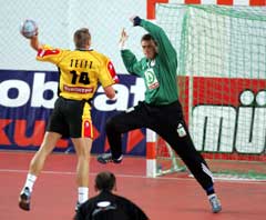 Tysklands Christian Zeitz prøvde seg mot Steinar Ege. (Foto: Reuters/Scanpix) Tysklands Christian Zeitz prøvde seg mot Steinar Ege. (Foto: Reuters/Scanpix)