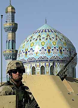 Amerikansk soldat utenfor moské i Bagdad. Foto: Akram Saleh, Reuters