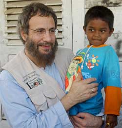 Cats Stevens og foreldreløse Khaidir (4) i Banda Aceh lørdag. (Foto: Scanpix / AP / Suzanne Plunkett) Cats Stevens og foreldreløse Khaidir (4) i Banda Aceh lørdag. (Foto: Scanpix / AP / Suzanne Plunkett)