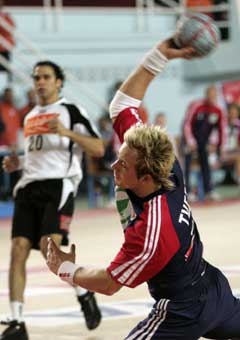 Håvard Tvedten kaster seg inn i feltet under kampen mot Egypt. (Foto: Bjørn Sigurdsøn / SCANPIX) Håvard Tvedten kaster seg inn i feltet under kampen mot Egypt. (Foto: Bjørn Sigurdsøn / SCANPIX)