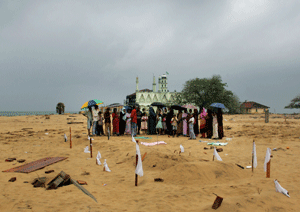 Muslimer besøker en massegrav på stranda ved byen Kalmunai i Sri Lanka. Foto: Reuters/Scanpix.