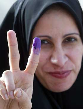 Irakisk kvinne som fikk stemt. (Foto: Scanpix)