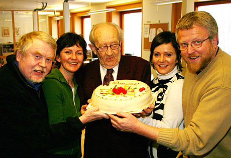 Erik Heyerdahl, Karin Wetlesen, Kjell Thue, Synnøve Svabø og Hans-Petter Jacobsen feirer Nitimens 40-årsdag. (Foto: Jon-Annar Fordal)