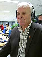 Odd Tore Fygle lytter på samferdselsministerens pressekonferanse - direkte på NRK. Foto: Ivar Jensen