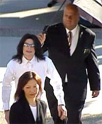 Michael Jackson ankommer rettslokalet mandag. (Foto: EBU)
