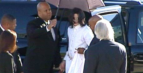 Michael Jackson stiger ut av bilen og blir tatt imot av advokatene sine. (Foto: EBU)