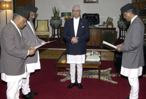 Kong Gyanendra overvar i juni 2004 at statsminister Sher Bahadur Deuba (til høyre) tok ministrene Bimlendra Nidhi og Prakas Man Singh i ed. Foto: AFP/Scanpix. Kong Gyanendra overvar i juni 2004 at statsminister Sher Bahadur Deuba (til høyre) tok ministrene Bimlendra Nidhi og Prakas Man Singh i ed. Foto: AFP/Scanpix.