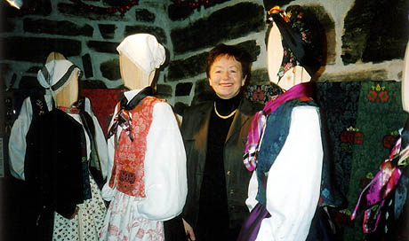 Gunnhild Aasen har klart å rekonstruere folkedrakter fra 1700 -og 1800-tallet. Foto: Haakon D Blaauw
