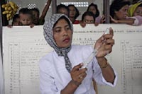 Leger Uten Grenser vaksinerer barn i Aceh for å unngå epidemier. (Foto: F.Zizola, MSF)