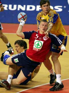 Frank Løke kommer seg forbi Sveriges Fredrik Ohlander og scorer. (Foto: Reuters/Scanpix) Frank Løke kommer seg forbi Sveriges Fredrik Ohlander og scorer. (Foto: Reuters/Scanpix)