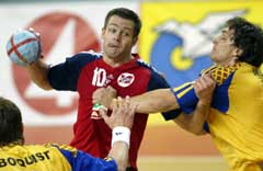 Frode Hagen skyter forbi Sveriges Marcus Ahlm. (Foto: Reuters/Scanpix) Frode Hagen skyter forbi Sveriges Marcus Ahlm. (Foto: Reuters/Scanpix)