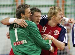 Steinar Ege, Johnny Jensen og Bjørge Lund jubler etter seieren over Sverige. (Foto: AP/Scanpix) Steinar Ege, Johnny Jensen og Bjørge Lund jubler etter seieren over Sverige. (Foto: AP/Scanpix)