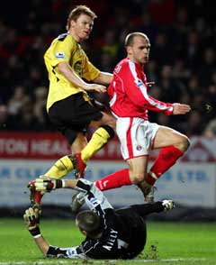John Arne Riise ser ballen gå i mål mot Charlton. (Foto: AFP/Scanpix) John Arne Riise ser ballen gå i mål mot Charlton. (Foto: AFP/Scanpix)