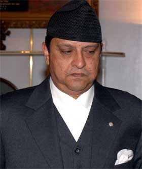 SJEF: Kong Gyanendra har utnevnt seg selv til regjeringssjef, og møter internasjonal kritikk. (Foto: AP Photo/Binod Joshi)