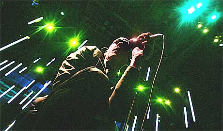 R.E.M. med vokalist Micheal Stipe på scenen under bandets konsert i Oslo Spektrum tirsdag kveld. Foto: Ørn E. Borgen, Scanpix.