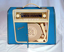 Radionette "Combi" 1959. med innebygget platespiller. Førsteversjonen hadde både rør og transistorer. Radioen var etter reklamen utstyrt med oppladbart "evighetsbatteri". Foto: NRK