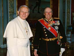 Kong Olav og pave Paul Johannes II under det historiske pavebesøket i Oslo i 1989. (Foto: Bjørn Sigurdsøn, NTB) 