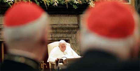 Den aldrende paven mottok kardinaler og biskoper under en spesiell seremoni før messen på julaften i fjor (Scanpix / AFP)