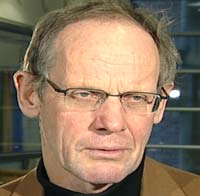 — Det er løse overganger fra det å ha en uvane, til at uvanen blir mer tvangspreget, sier Jørg Mørland ved Folkehelseinstituttet. — Det er løse overganger fra det å ha en uvane, til at uvanen blir mer tvangspreget, sier Jørg Mørland ved Folkehelseinstituttet.