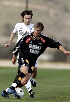 Rosenborgs Aleksander Ødegaard, fulgt av Magne Hoseth i kampen mot FC København i La Manga Cup fredag ettermiddag. (Foto: SCANPIX )