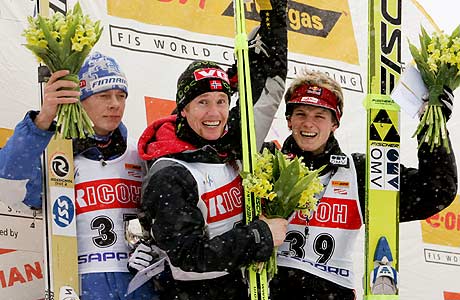 Roar Ljøkelsøy øverst på seierspallen flankert av Risto Jussilainen og Thomas Morgenstern Foto: Reuters/Toru Hanai) 