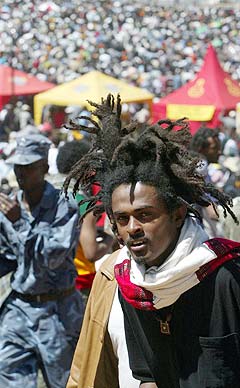 En Etiopisk rastafari står midt i tusener av mennesker som var møtt opp for å feire Bob Marleys 60. fødselsdag. Foto: Antony Njuguna, Reuters. En Etiopisk rastafari står midt i tusener av mennesker som var møtt opp for å feire Bob Marleys 60. fødselsdag. Foto: Antony Njuguna, Reuters.