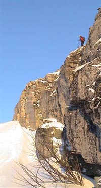Halvor Drøpping vurderer fjellhammaren før han hoppar. Frå innspeling av skikøyring 2. juledag. (Foto: Gudmund Kårvatn)