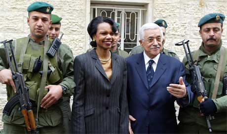 Rice og Abbas med palestinske sikkerhetsvakter foran Arafats gamle hovedkvarter (Scanpix/AFP)