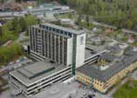 En avdelingsoverlege ved sjukehuset på Lillehammer(bildet) går langt i å hevde at liv er gått tapt som følge av varslingsrot ved AMK-sentralen for Innlandet.