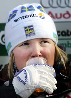 En spent Anja Pärson ventet på konkurrentene etter å ha kjørt med startnummer 1 i første omgang. (Foto AFP/Scanpix)