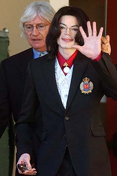 Michael Jackson, her på vei ut av rettssalen sammen med sin forsvarer Thomas Mesereau, planlegger å ha mange kjente fjes i vitneboksen under rettssaken. Foto: Aaron Lambert, Reuters.