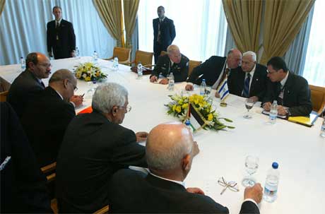 Israels statsminister samrår seg med sine rådgivere under møtet med palestinernes president Mahmoud Abbas i dag.(Foto AFP/Pedro Ugarte)