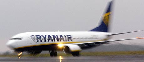TAP GIR GRATIS FLYTUR: Ryanair vil gi vekk 10.000 billetter for hver 100 million kroner SAS Braathens tapte i fjor. (Arkivfoto: Miguel Riopa/AFP)