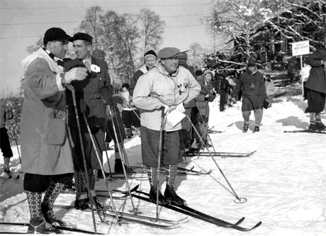 Prominente tilskuere: Skipresident Arvid Fossum, Magne Sanaker og Kronprins Olav. Foto: Oddmund Bækkevold.