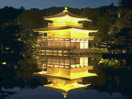 Den Gyldne Paviljong i Kyoto ble bygd av tømmer i 1397 av Shogun Ashikaga Yoshimitsu. Drøyt 200 år senere var skogen nesten hugd ned. Foto: AP Photo / Kyodo News