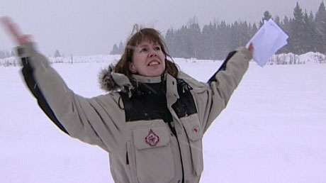 JUBLER FOR SNØ: Anne Lise Borgundvåg, sekretariatsleder for Birkebeinerrennet lovpriser snøfnuggene som kom onsdag. 