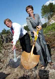 Statsrådene Bjørn Rosengren og Torill Skogsholm tok det første spadestikket på ny E6 i 2002. Da lovte Rosengren at svensk E6 skulle stå ferdig til grensen i 2005. Foto Knut Falch / SCANPIX Statsrådene Bjørn Rosengren og Torill Skogsholm tok det første spadestikket på ny E6 i 2002. Da lovte Rosengren at svensk E6 skulle stå ferdig til grensen i 2005. Foto Knut Falch / SCANPIX