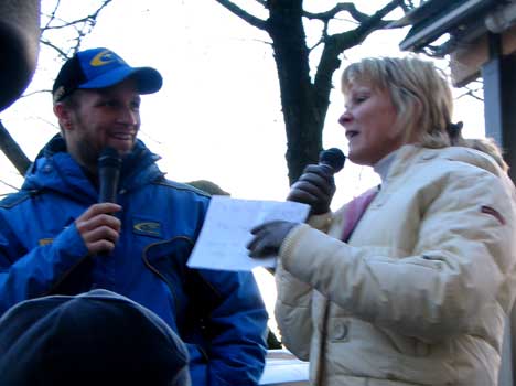 Det var kona til Petter, Pernilla Solberg, som stod for intervjuet på torget i Karlstad. Det var kona til Petter, Pernilla Solberg, som stod for intervjuet på torget i Karlstad.