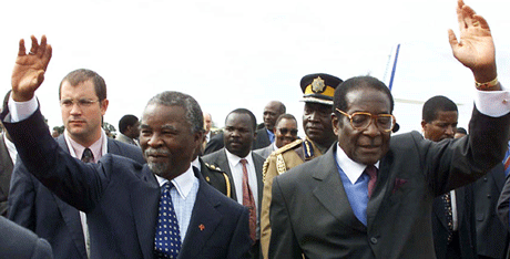 Sør-Afrikas president Thabo Mbeki har lenge hatt et godt forhold til Zimbabwes president Robert Mugabe. Foto: AP/Scanpix Sør-Afrikas president Thabo Mbeki har lenge hatt et godt forhold til Zimbabwes president Robert Mugabe. Foto: AP/Scanpix
