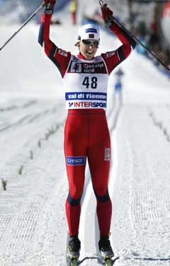 Bente Skari jubler i det hun passerer målstreken som verdensmester på 10 km klassisk langrenn under ski-VM i Val di Fiemme. (Foto: Erik Johansen / SCANPIX)
