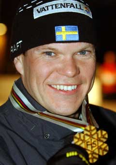 Thobias Fredriksson med gullmedaljen han vant i Val di Fiemme. (Foto: AP/Scanpix) Thobias Fredriksson med gullmedaljen han vant i Val di Fiemme. (Foto: AP/Scanpix)