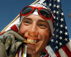 Johnny Spillane biter i gullmedaljen han vant på sprinten i Val di Fiemme. (Foto: AP/Scanpix) Johnny Spillane biter i gullmedaljen han vant på sprinten i Val di Fiemme. (Foto: AP/Scanpix)