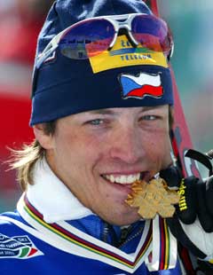 Tsjekkeren Martin Koukal med VM-gullet som han vant på femmila i Val di Fiemme. (Foto: Erik Johansen / SCANPIX)