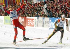 Thomas Alsgaard slo tyske Axel Teichmann i spurten da Norge vant gull i Val di Fiemme. (Foto: AP/Scanpix) Thomas Alsgaard slo tyske Axel Teichmann i spurten da Norge vant gull i Val di Fiemme. (Foto: AP/Scanpix)