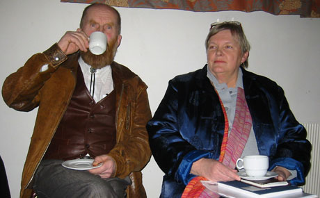 Arne Dagfinn Øynes og Åse Wisløff Nilssen tok en kaffekopp sammen før møtet.(Foto:NRK)