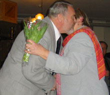 Wisløff Nilssen gratuleres av leder i nominasjonskomiteen, Olav Teppen.(Foto:NRK)