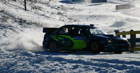 Petter Solberg kjørte raskest på de to siste fartsprøvene lørdag ( Foto. NRK ) Petter Solberg kjørte raskest på de to siste fartsprøvene lørdag ( Foto. NRK )