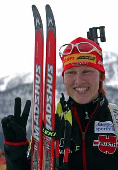 Kati Wilhelm jubler over seieren på sprinten i prøve-OL. (Foto: Reuters/Scanpix)