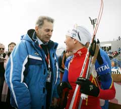 Liv Grete Poirée i hyggelig passiar med IOC-president Jacques Rogge etter lørdagens sprint. (Foto: Heiko Junge / SCANPIX) 